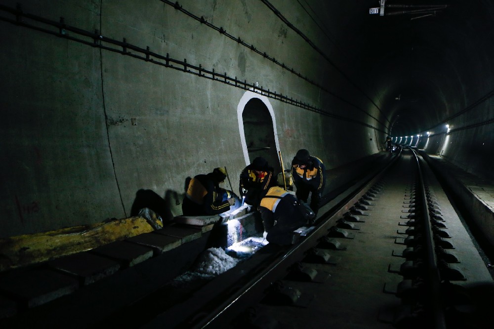 板桥镇铁路运营隧道病害现状